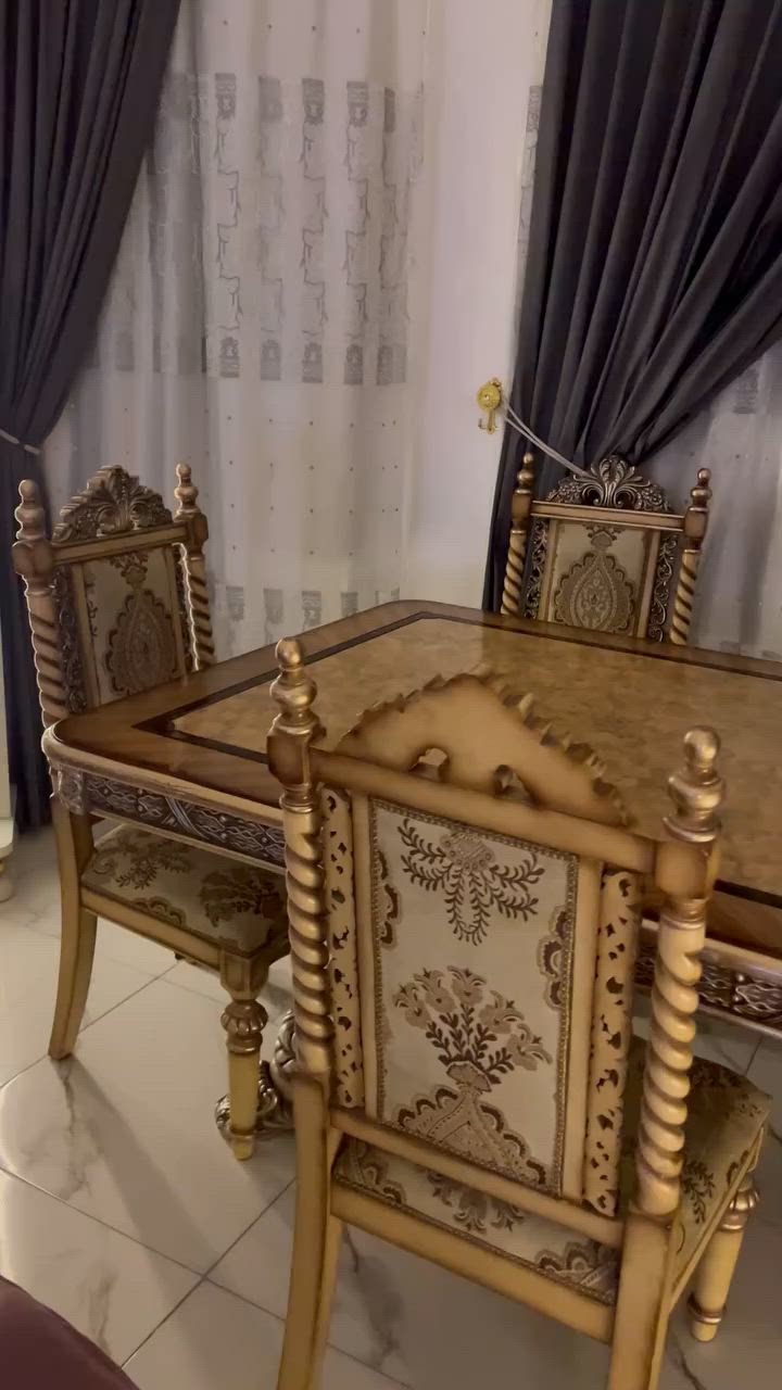 السلام عليكم ميز طعام مع 5 كراسي مرمر الزان الأصلي وزن ثقيل جداً السعر 700 الف مكاني بغداد البلديات ***********
