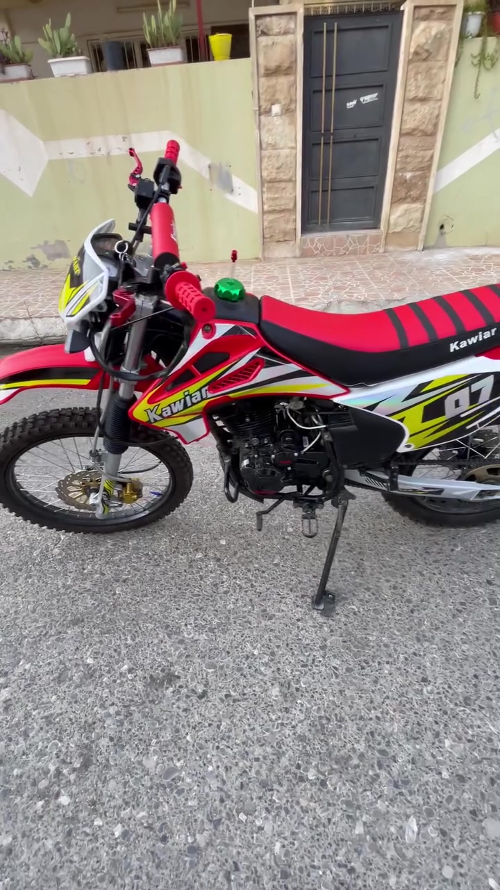 سەرەتا بەناوی خودا kawiar مەکینە 200cc مانتۆڕەکە سفڕە دوو مانگە دەرهێنراوە هەموو گیانی بەشەرتە  دەسکە کلاج و گێڕ قەپاخ بەنزینی سپۆڕتی بۆ بەستراوە کامل ئەشیای خۆی لەگەڵە ئاوێنە درعی سەر دەسکە کلاج کڵاوێکی قەفازی لەگەڵە 
شوێن هەولێر :*********** 

بسم الله الرحمن الرحيم
دراجة Kawiar 200cc.
الدراجة جديدة، مستعملة لمدة شهرين فقط. جميع أجزائها أصلية. تم تركيب مقبض كلتش (الكلج) رياضي، وناقل الحركة، وغطاء خزان الوقود الرياضي. جميع القطع الأصلية موجودة معها، بالإضافة إلى المرايا، وواقي مقبض الكلتش، وخوذة وقفازات.
الموقع: أربيل
📞 ***********
