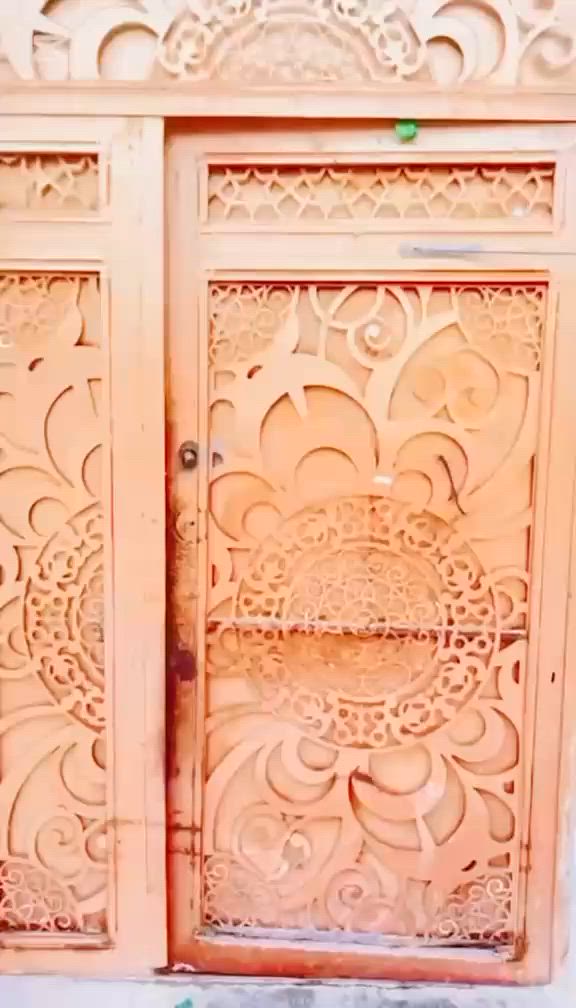 يا الله بيت للبيع المساحة 144م العنوان مدينة الصدر قطاع 75 البيت يحتوي على اربع غرف اثنين فوك واثنين جوه وهول واستقبال حديث مسلح اربعه في سته ومطبخ اربعه في اتلاثه وانص وصحيات ودرج مسلح البيت نضيف ما محتاج أي شي جيب غراضك واكعد السعر 165 وبي مجال للاتصال ***********

