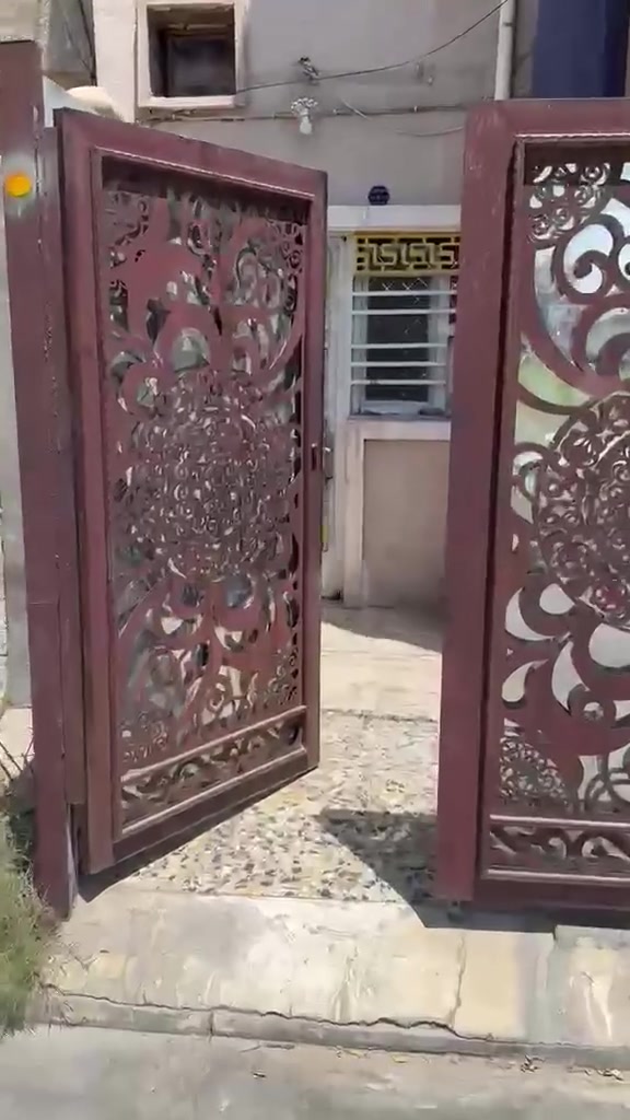 السلام عليكم بيت 100 متر ثلاث غرف نوم صحيات داخل وخارج مدخلين قرب شارع المطار للاستفسار ***********
