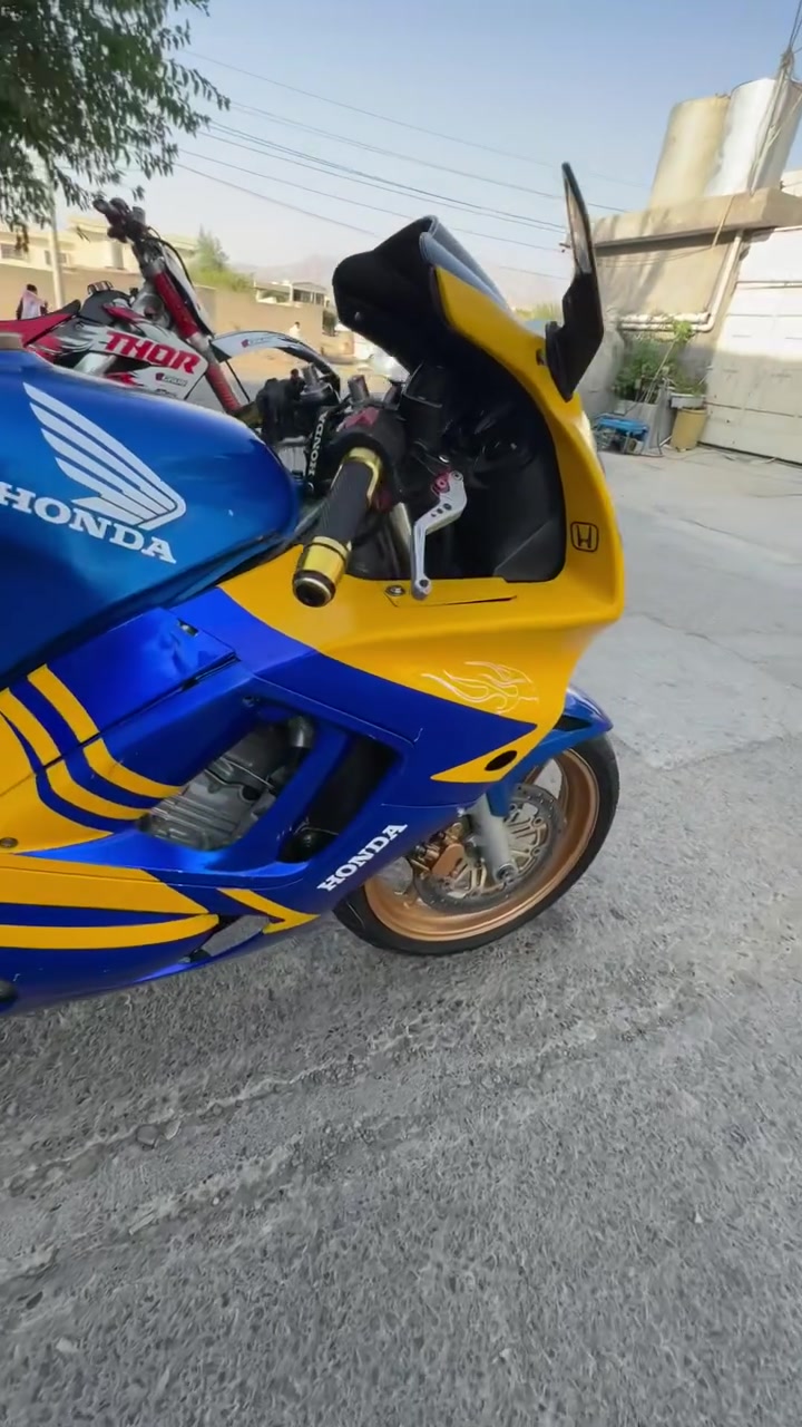 بۆ فرۆشتن   یان گۆڕینەوە
cb 600f3
Crf 250cc
مەکینە کەپس تایە بۆ تای بەشەرت بە شەرتی هەزار وەستا فەحسی بکە Crfمۆدیل 2009 قەوەتی 38ئەسپی دەدات لە قەوەتی خۆی بێزارە Cb 600 مۆدیل 1996 مەکینان کەپس بێ دووکەل بەس Mashalla ن دەوێت مووشتەری پەیوەندی بەو ڕەقەمەوە بکە ( *********** ) یاخوت نامە بنێرە شوێن قەلادزئ

