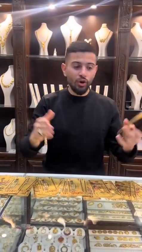 هذه الأوراق النقدية هي نموذج تذكاري مطلي بالذهب من فئة 100 دولار، وتستخدم غالباً للهدايا أو كقطع فنية للديكور.ليست عملة حقيقية: هذه الأوراق مصنوعة من رقائق البوليمر الذهبية وليست ذات قيمة قانونية.تصميم تذكاري: تحمل صوراً وتفاصيل مشابهة للدولار الأمريكي الحقيقي ولكنها غير صالحة للتداول.استخدامات متعددة: يشتريها الناس عادةً للتجميع، أو كقطع فنية للمكتب والمنزل، أو كإضافة مميزة للهدايا
سعر القطعة 5 الف
التواصل خاص 
او الاتصال على الرقم 
***********
هذه الأوراق النقدية هي نموذج تذكاري مطلي بالذهب من فئة 100 دولار، وتستخدم غالباً للهدايا أو كقطع فنية للديكور.ليست عملة حقيقية: هذه الأوراق مصنوعة من رقائق البوليمر الذهبية وليست ذات قيمة قانونية.تصميم تذكاري: تحمل صوراً وتفاصيل مشابهة للدولار الأمريكي الحقيقي ولكنها غير صالحة للتداول.استخدامات متعددة: يشتريها الناس عادةً للتجميع، أو كقطع فنية للمكتب والمنزل، أو كإضافة مميزة للهدايا

