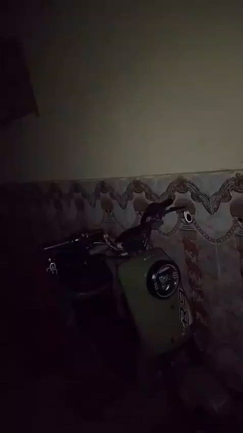 سلام عليكم دراجه ار9 لبيع متروكه ما مقسوله سعر 200 ونضيفه وحلوه عوزه فقط بطاريه وحده بيه 4بطاريات وعل فحص طير مكان بصره هارثه ***********وتساب رقمي واگف فقط وتساب
