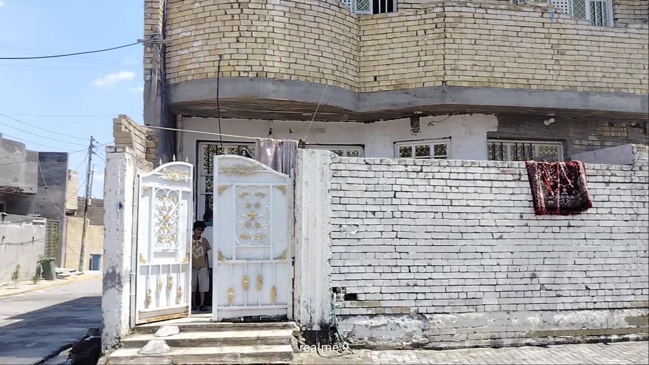 السلام عليكم بيت للبيع في حي السفير بيت ركن قاطين المساحه 100 مربعه ***********
