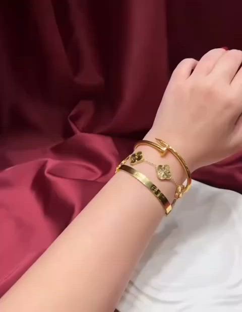 سيت متكون من 3 قطع . مسمار . فان كليف . كارتير . 💫💫💫
🌟كوالتي ممتاز أصلي ✔️
🌟طلاء ثابت بجودة عالية 💯
🌟غير قابل للصدأ ✔️ 
🌟مصمم بلمسة جاذبية 😍 
🌟تألقي بسحر جاذبية التصميم المميز 💕
🌟متوفر باللون الذهبي💛
🌟هدية رائعة لإحبابك 💍
#الاصلي 💯 متوفر خدمه توصيل لجميع محافضات العراق 🚘


**إذا كنت صاحب هذا الإعلان وتريد حذفه لأي سبب، رجاءا أرسل رسالة إلى الدعم الفني**