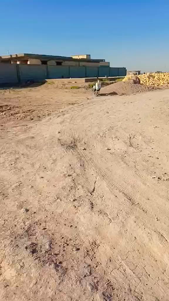 السلام عليكم قطعه أرض ربع دونم للبيع مساحتها 670 متر نزالهه 45 الواجهه 12ونص كدامهه شارع ٣٠ مترر وقريب ع التبليط ثاني 
بيها ارضيه صب رفت مساحته 225 مجاري من ضمنها ماء وكهرباء متوفر موقعها اركيه وفاضل قرب الصابيات المدينه المائيه 
الاستفسار الاتصال عله هذا الرقم ***********
