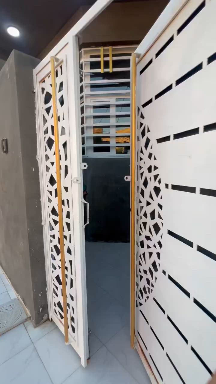 بيت للبيع المكان حي الجامعة قرب عرصات حيدر حجي هندي 
مساحة البيت 80 متر 
يحتوي على حمام خارجي ومطبخ مفتوح وصالة وحمام وتواليت داخلي وغرفة نوم ومنور البيت نظيف بناء حديث 2025 والطابق الثاني يحتوي على صالة چبيرة وسطحين  
لمعرفة التفاصيل الاتصال على الرقم 
‭ ‭***********‬
