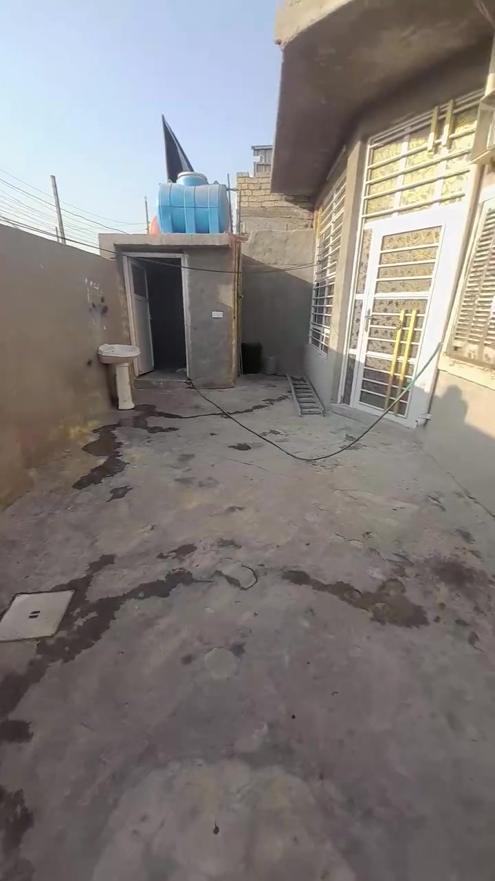 سلام عليكم بيت  زراعي سند٢٥يحتوي البيت علا ستقبال وصالة ومطبخ وغرفت انوم وترك وحمام مساحت البيت١٣٠ عنوان البيت فلكت سلمان باك  مقابل معمل ثلج العساف  قريب علا شارع العام يحتوي علا كافة الخدمات ماء كهرباء تبليط مجاري التواصل  ‎***********
