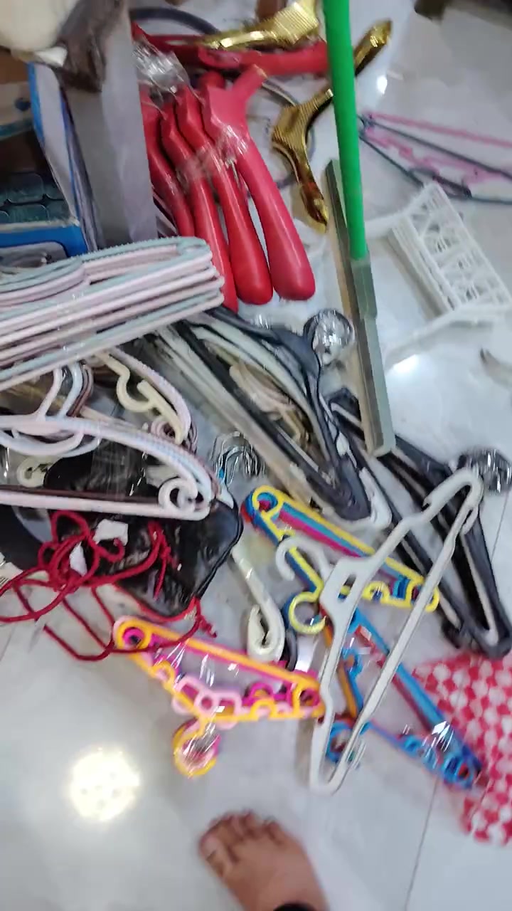 عندي ستاندات ملكات كامل ونص ونحت  رفوف تعاليك تعزيله محل اسعار حلوه ومناسبه متوقر توصيل تواصل واتساب ***********
