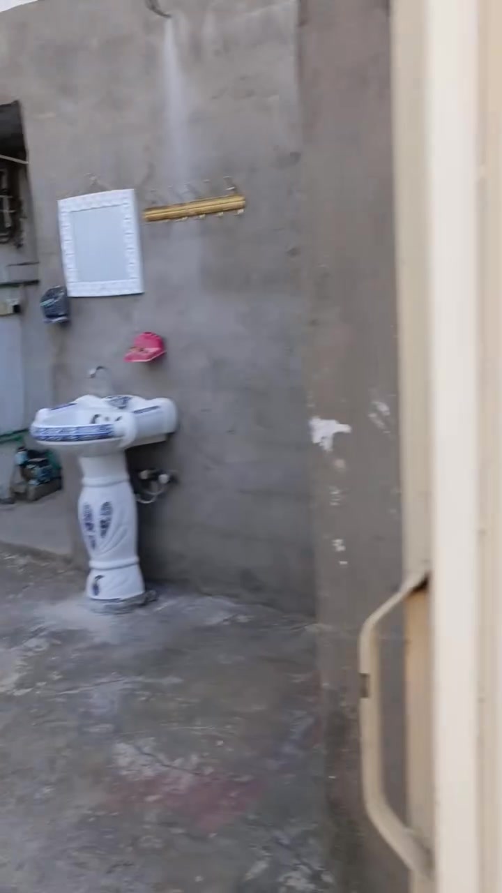 بيت في حي فاروق ماشي بي طابو السعر 55 و بي مجال الاستفسار على رقم ***********
