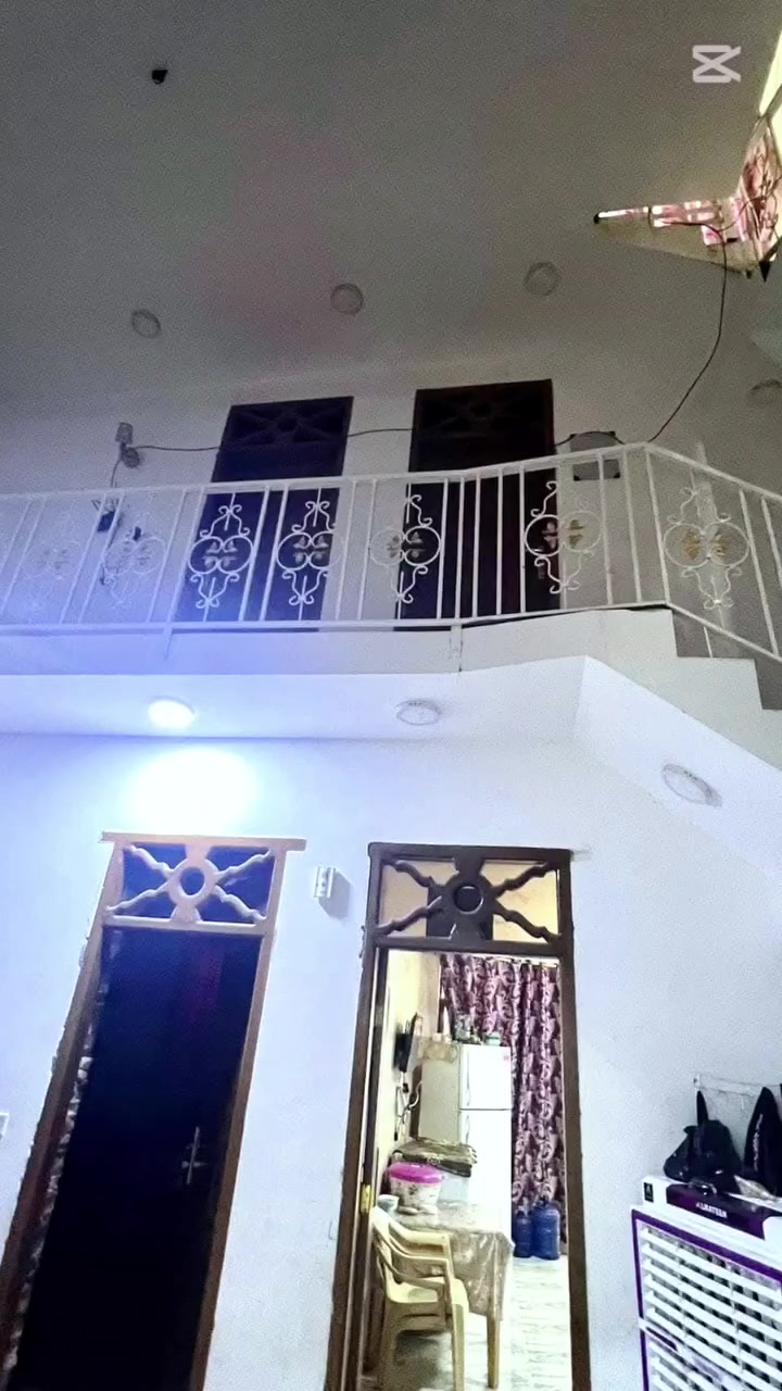 السلام عليكم دار  للبيع بالموظفين شارع 20 مساحه 126 بيت يحتوي على اربع غرف وصاله باستقبال ومطبخ طابقين صحيات  داخليه وخارجيه رقم الهاتف ***********
