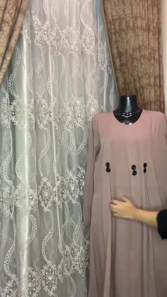 تناسب الإطلالات اليومية الراقية، أو الجمعات والتسييرات.
***********
