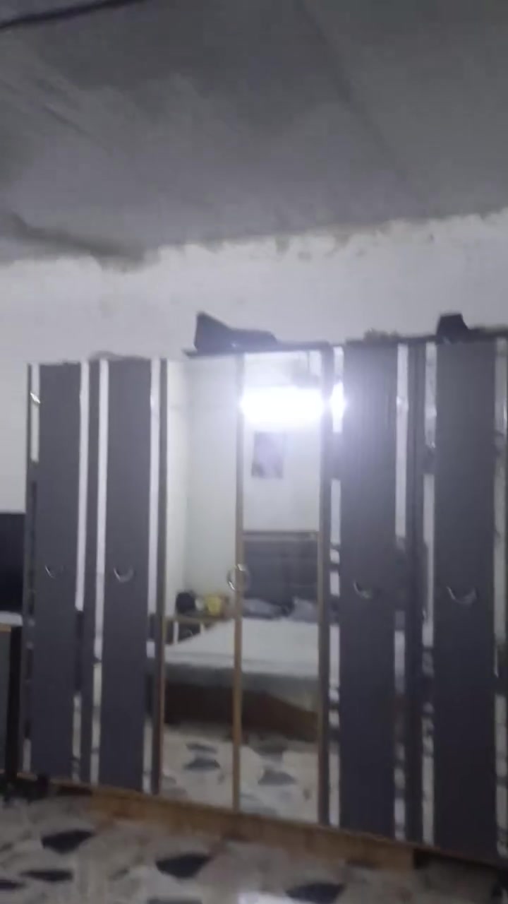 سلام عليكم 
دار بيت للبيع يحتوي على غرفتين وصاله ومطبخ وحمام+كراج وحديقه خارجيه سحب والانترنت كامل الخدمات السعر 16 وبي مجال 
العنوان مدخل سعيده مجاور جامع وحسينيه وليد الكعبه 
الرقم الهاتف ***********.
