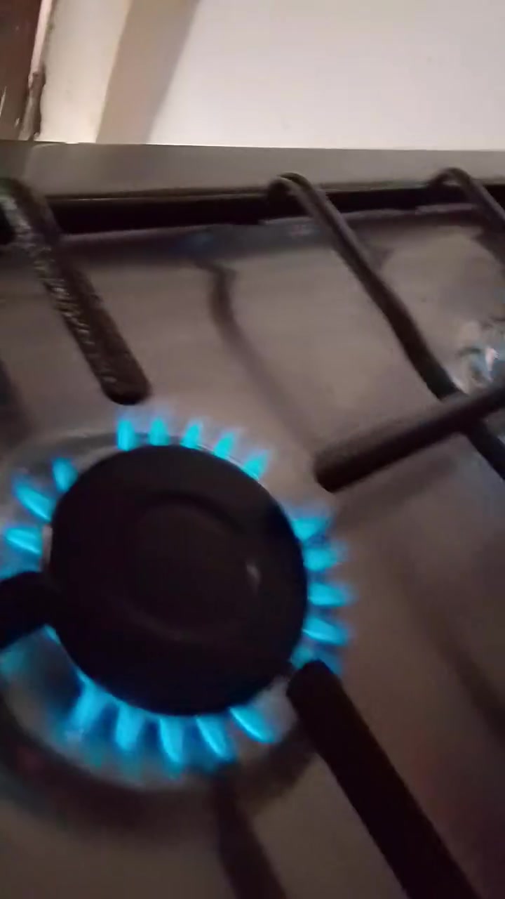 هاذه طباخ يطالي شرط الفحص نضافه 90/100 يوجد خدمة توصيل جميع المحافضات التواصل على هاذه رقم ***********
