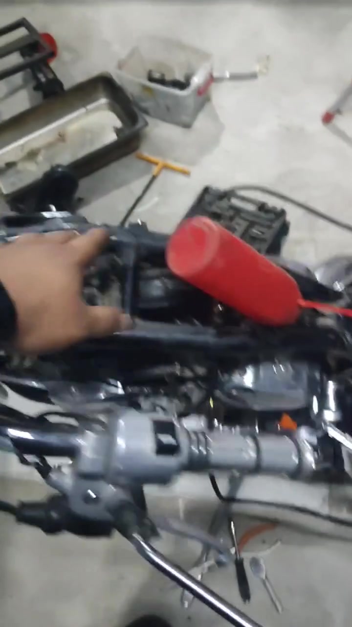 من رخصة الادمن المحترم 
لسنا الوحيدون بس ماكو شي صعب علينا 
ورشة  Horsemen Garage لتصليح جميع الدراجات الكير ( دراجات التوصيل ، بطح ، هارلي ، الترحال ، گولد ونگ ، BMW GS  ،K1200 ،k1600 , RT ، افريكا تون ، كافة انواع الدراجات الادفنجر ) 
اذا تعبان ومابيك حيل تجيبهة اكو تصيلح موقعي
متوفر ايضا فحص اي دراجة كير قبل الشراء 
عنوانه بغداد/الاعلام/ مجمع 6، للتواصل ***********
