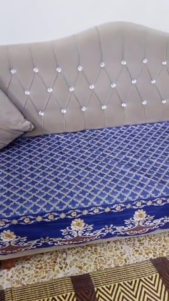 للبيع السعر 250 نضيف اربع قطع وزاويه للتواصل ***********
