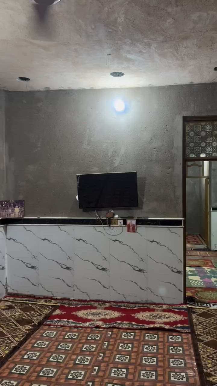 بيت 200متر للبيع بناء جديد بافي بس المخمر والارضيه تصميم حديث بناء مواد درجه اولى في منطقه سيد جميل خلف مدارس الحشد للاتصال ***********

