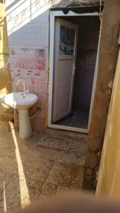 بيت 100 متر بالحميديه شارع المدارس بفرع صيدلية القريه بنفس فرع بيت ابو صبري ابو المولد شويه ليجوه  اللي حاب يشتري الاتصال على الرقم. *********** ابو علي
