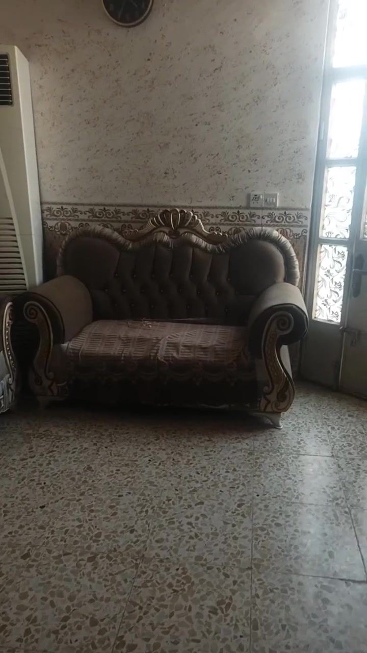 السلام عليكم غراض للبيع غرفت نوم كنتور صاج عراقي اي ضرر مابي مع ميز تواليت وجرابةية غرفة كاملة سعر 650وبيهة مجال 
تخم عشر مقاعد لون بيجي اي ضرر مابي سعر 450وبي مجال 
مكاني سبع البور مجمع المختار السكني رقم الهاتف ***********
