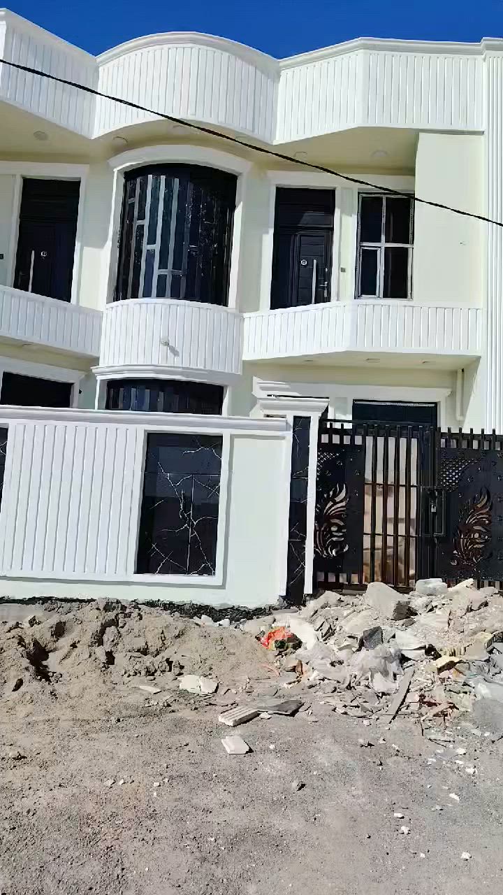 الموقع السكنية خلف الشقق ركن المساحة 142 يتكون من 3قرف وصالتين استقبال حمام صحية ارضي وحمام صحية طابق ثاني البيت بناء جديد بعدة ممسكون شقل درجة اولة ***********
