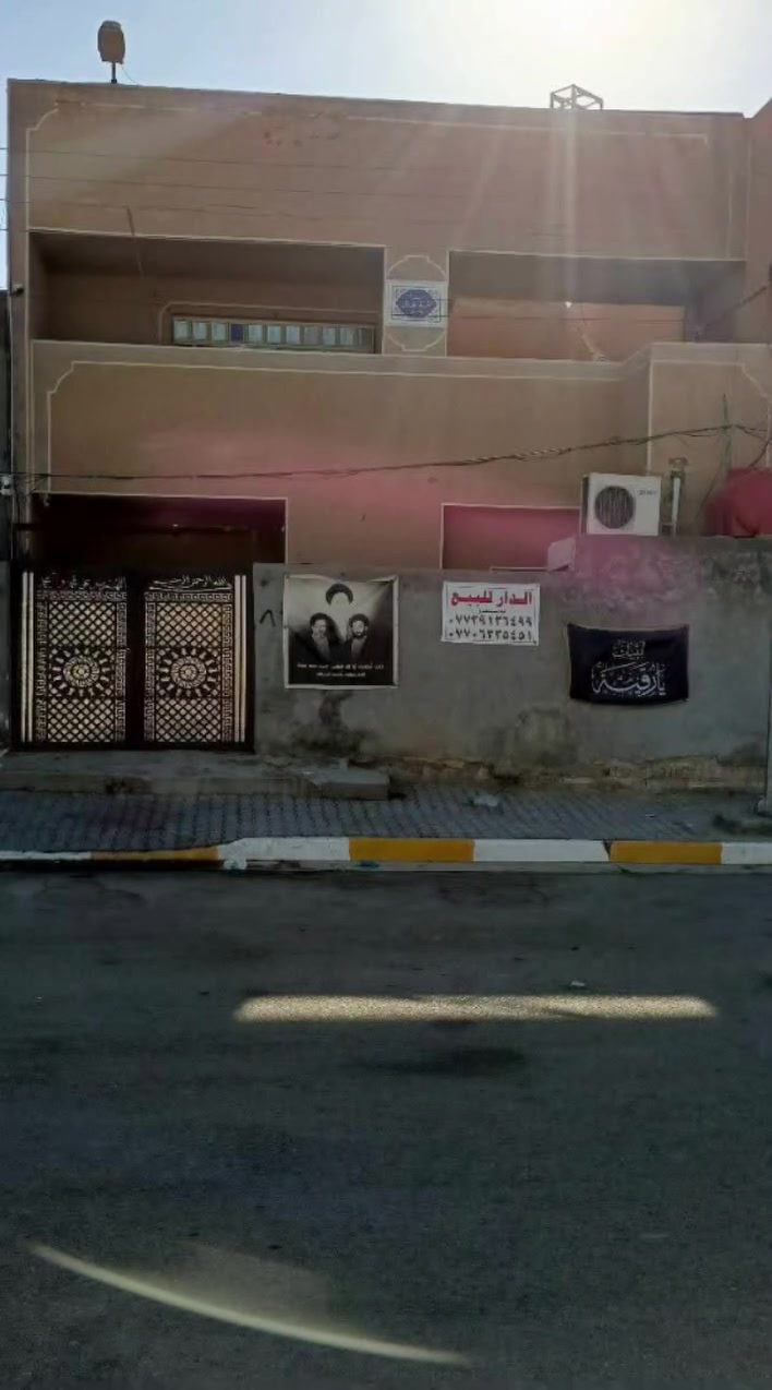 في الحسينيه الرشديه في السكلات14شارع النادي مساحة البيت 200متر الجبهه 10النزال 20 البيت مكون من استقبال وهول وحولي وغرفة نوم ومطبخ وصحيات خرجيه وداخليه مطبك ارضيات كامل الطابق الثاني 3غرف نوم وحولي وحمام مشترك وسطح شتايكر بيت طابو صرف للتواصل على هذة الرقم ***********
