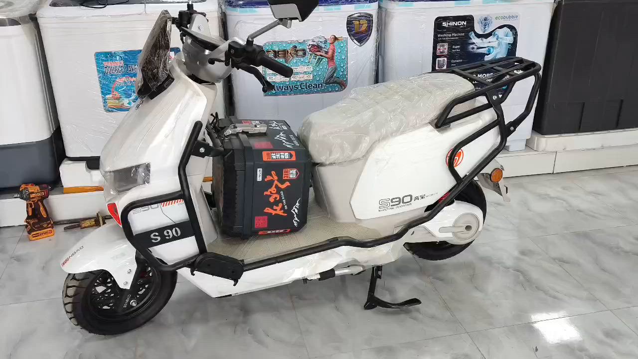 دراجه كهربائية
الملكة 👸
محرك  2000
بطاريات🔋6 كرافين 
محدد سرعة 
شاشة SDH
رجوع خلف بك 
المدة الشخنة الفول تمشيك 60 كيلو 
مانع سرقة 
بلوتوث