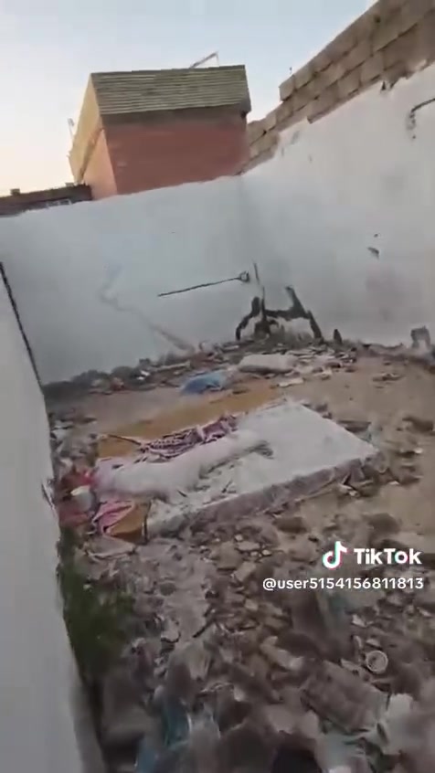 🛑🛑🛑السلام عليكم هيكل ١٠٠متر ع تبليط للبيع 
العنوان حي البساتين المدخل الثاني
فرع ثاني ع قناة قريب السعر ٢٨بي مجال بسيط 
الشراي يتصل ***********
