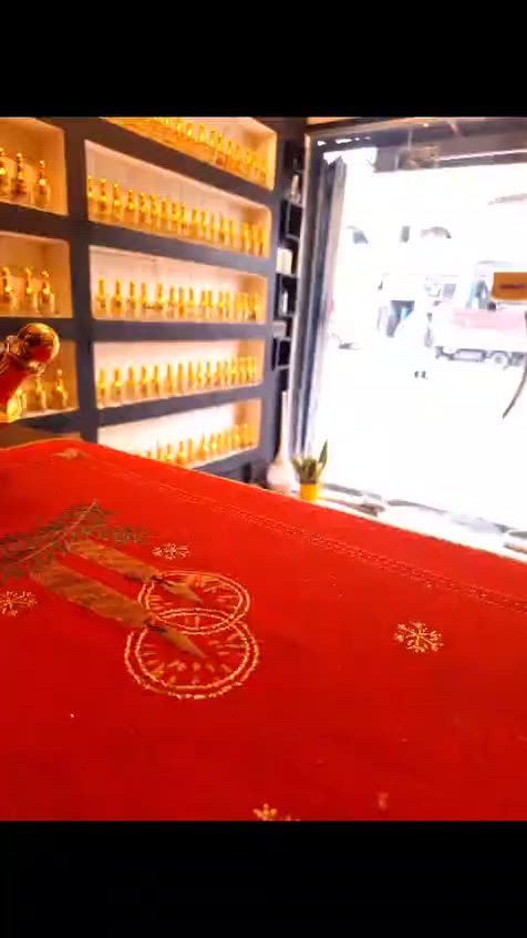 يتميز عطر بكرات روج (Baccarat Rouge برائحة شرقية - زهرية فريدة ودافئة، حيث يجمع بين حلاوة السكر والزهور، ولمحات حارة من الزعفران، وقاعدة غنية من الأخشاب والعنبر، مما يمنحه طابعاً فخماً وجذاباً للغاية يسهل تمييزه #fayrouza_perfumes #منطقة_المعلمين #توصيل_بغداد #تعطير_السيارة #عطور_مركزة #ديكور_منزلي #بغداد #اناقة


**إذا كنت صاحب هذا الإعلان وتريد حذفه لأي سبب، رجاءا أرسل رسالة إلى الدعم الفني**