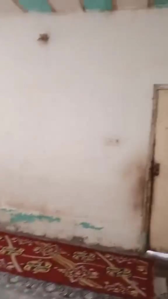 السلام عليكم بيت للبيع مساحه250 بشارع 5000 الرئيسي خط اول جيران فرن الصمون  يتكون من غرفتين ومطبخ واستقبال وترك وحوش وصحيات سراميك  بيت جاهز   السعر14 وبي مجال للاستفسار على هاذ الرقم  ***********
