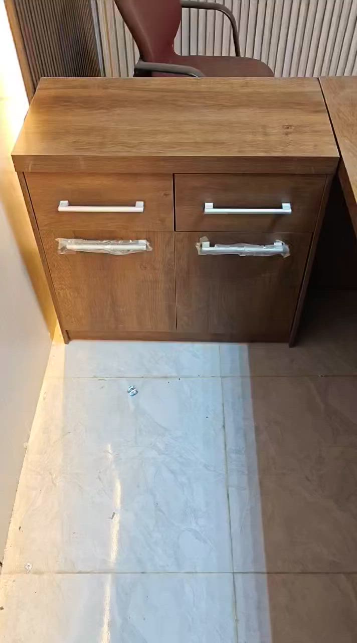 ميز للبيع مع كرسي نظيف جدا
ديكور غرفة كامل تغليف جدران مع سقف ثانوي 
جديد كله جديد استعمال قليل جدا
العنوان بغداد الشعلة
رقم ***********
