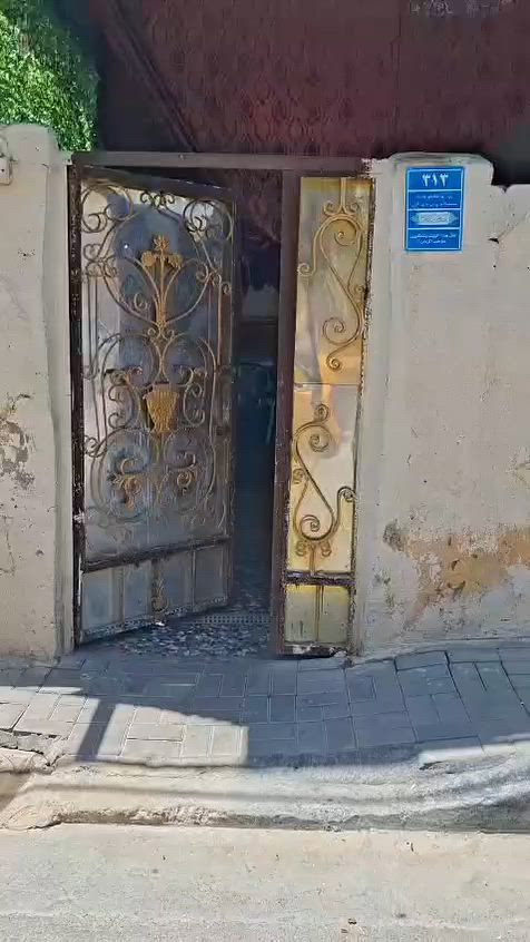تم اعادة النشر بسبب الوعود الكاذبة الهم صلي على محمد وآل محمد بيت في منطقة حي الكوفة قرب افران الشويلات  
مساحة 108م متر واجهة 6نزال 18 الهاتف *********** السعر 55بي مجال

