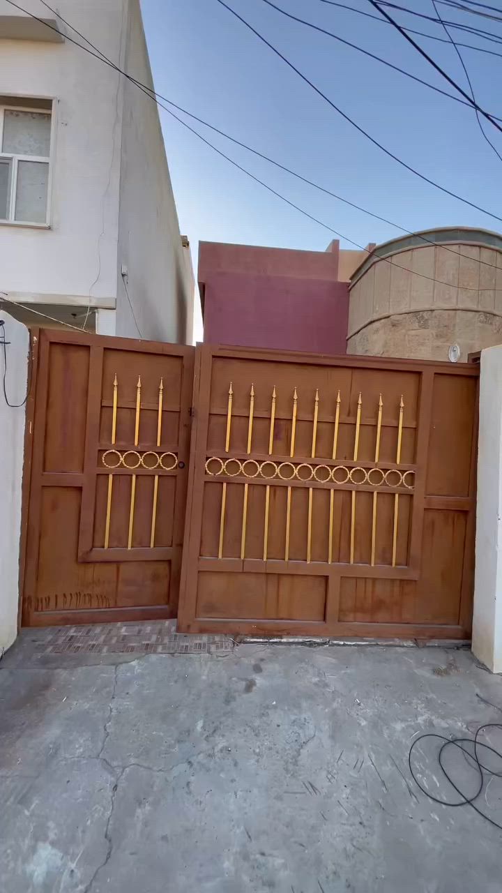 دار للبيع في مجمع الفارس شارع الكراج البيت مسدد كامل غير مطلوب سند مستقل مساحة 200 متر البيت يحتوي على 
مطبخ
صالة وسطية 
استقبال كبير 
مجمع صحيات عدد2
غرف نوم عدد 3
كراج 
حديقة 
للأستفسار الاتصال على رقم 
*********** / حذيفة
