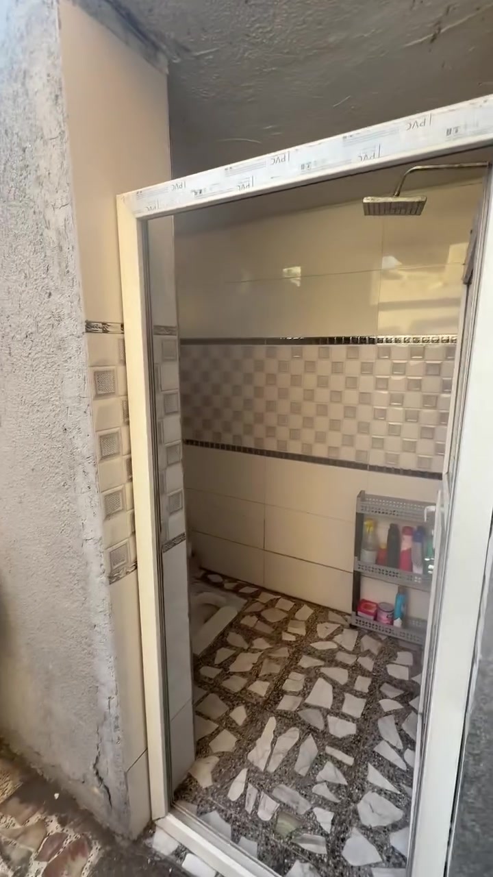 السلام عليكم نصف قطعه شرك نظيفه قطاع ٧٩ قريبه ع الشارع العام مقابيل كسره وعطش طابق واحد ام الطابق الثاني يتكون من مخزن كبير  سندويش وسطح كبير والدرج حديد الاستفسار الاتصال ع الرقم ***********
