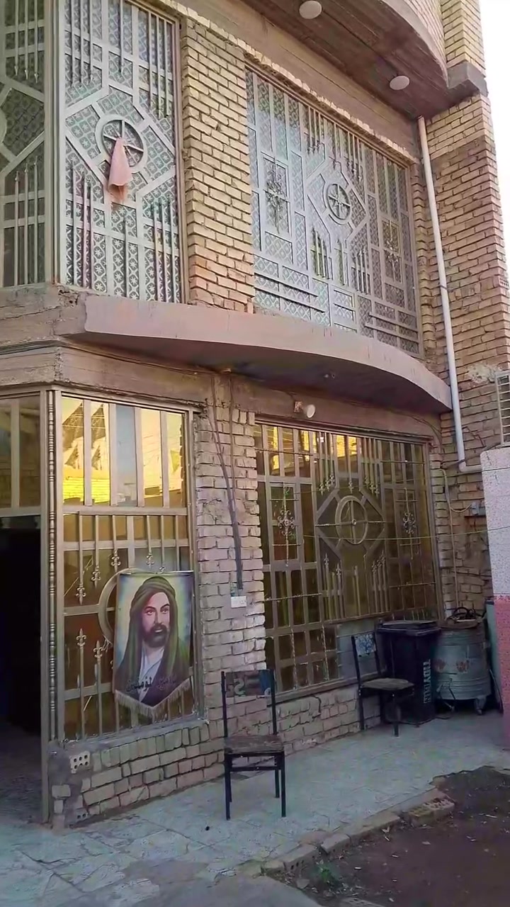 سلام عليكم بيت لبيع مساحته ميتين متر لبيت مثل مال مضح بل فيديو قاطين لقاط لول يعتوي علا غرفتين نوم وصتقبال ومطبخ وصاله وحمام دخلي  وقاط ثاني يعتوي علا 4غرف نوم وصحيات لستفسار نتصل علا رقم ‏‪لبيت صاير بشارع ضقط مال شمري علا سايدين ‏‪***********‬‏
