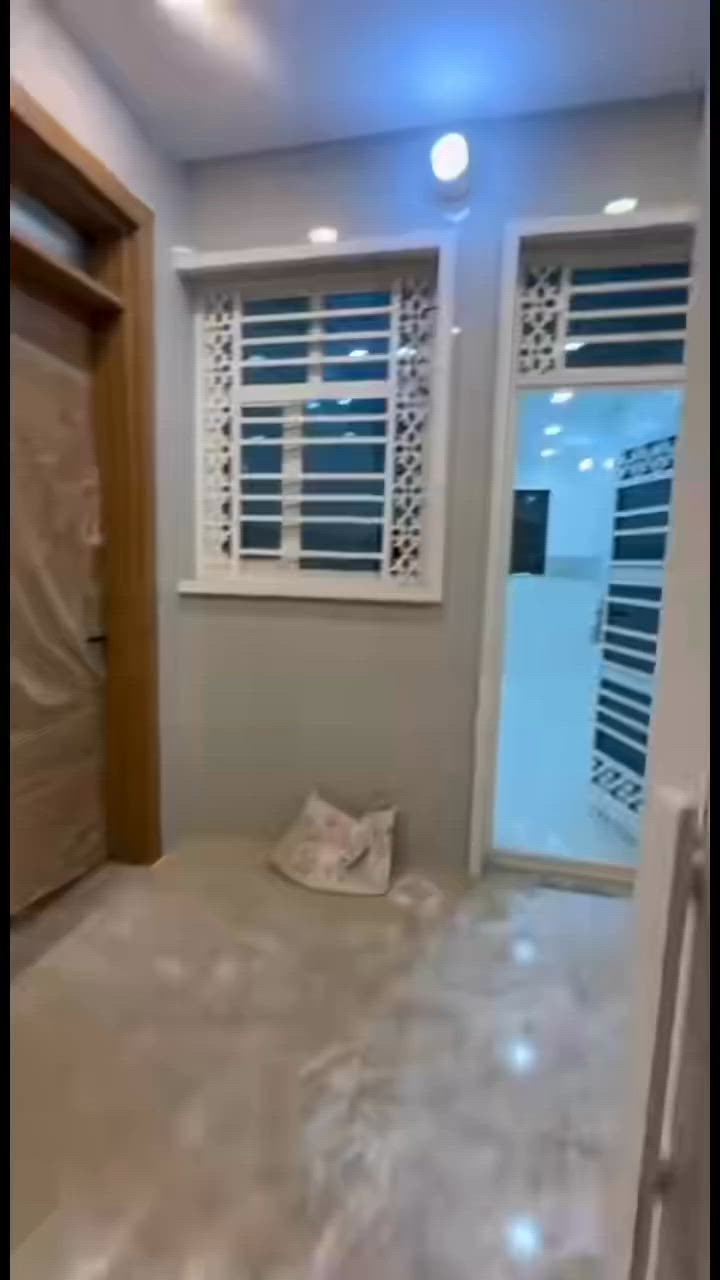 🏠 دار حديث للبيع (تسليم مفتاح)  حي البساتين
 المساحة: 98 متر مربع
 الأبعاد: الواجهة 7 متر | النزال 14 متر
 حالة البناء: بناء حديث، جاهز للسكن فوراً
📌 تفاصيل الدار:
 غرف النوم: 4 غرف نوم
 المرافق الصحية: 3 مجموعات صحية
📍 العنوان:
 بغداد - الشعب - حي البساتين (الضباط)
📞 للاستفسار والمعاينة:
 مكتب المصطفى للعقارات
 رقم الهاتف: ***********
