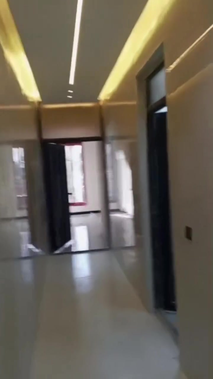 سلام عليكم عندي شقق الليجار منطقة المهديه الثانيه يم هياكل زيرو جديد تصلو على هذا الرقم ***********
