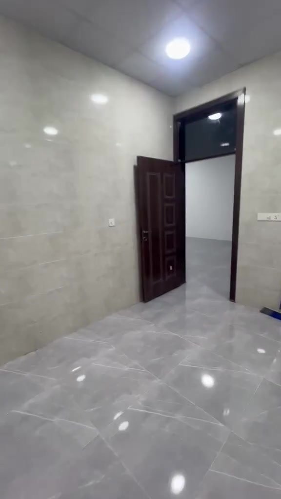 ما شاء الله، مبارك إن شاء الله، وعسى أن يكون منزلاً مباركاً لمن يشريه وخلفاً صالحاً لكم.
دار للبيع في [الصناعه الثالثه /شارع العوادل] - موقع مميز وبناء راقٍ
التفاصيل الأساسية:
المساحة الكلية: [مثلاً: ١٤٠ متر مربع]
الواجهة النزال: [: واجهة ٨متر، نزال 17.5 متر]
عدد الطوابق: [طابق واحد]
نوع الطابو: [ملك طابو زراعي ]
🌟 مواصفات وتصميم الدار:
الطابق الأرضي: يحتوي على [استقبال واسع، هول داخلي، مطبخ ) غرف النوم   كراج للسيارة].
 البناء: درجة أولى، لبخ ، ، السيراميك، وجود خطوط ماء ومجاري وكهرباء مستقرة، ].
 
قريب من الشارع العام بمسافة [دقيقتين مشي / بالسيارة].

يرجى الاتصال على الرقم: [***********او ]
( المراسلة عبر الواتساب مباشرة).***********
