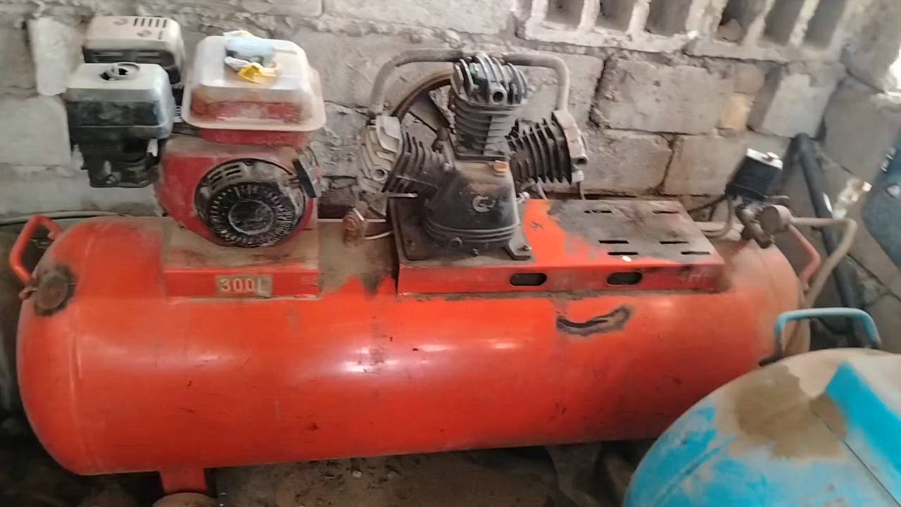 ٣٠٠ لتر كمريسر بس بانزين ٢٥٠ وبي مجال للبيع نجف شارع المطار ***********
