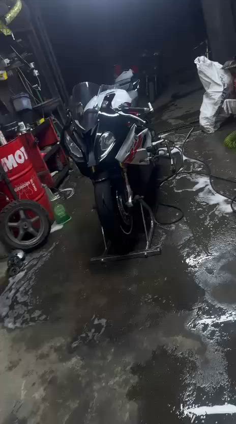 Bmw s1000rr 2018
10400 km ممشى الدراجه
الدراجه وارد يابان بدون حادث سويجين من اليابان 
الدراجه عليها 
Exhaust system acrapovic evolution race
Air filter sprint p08
Puig windscreen 
Acrapovic carbon fiber شيال 
Vortex rear sprocket 46/520
Vortex front sprocket 16/520
Ek Chain 520
Mirror block brocks carbon fiber
المودات slick,user
وياها اوراقها و كتلوك من الوكاله
قاعدة رقم من bmw
للاستفسار ***********
