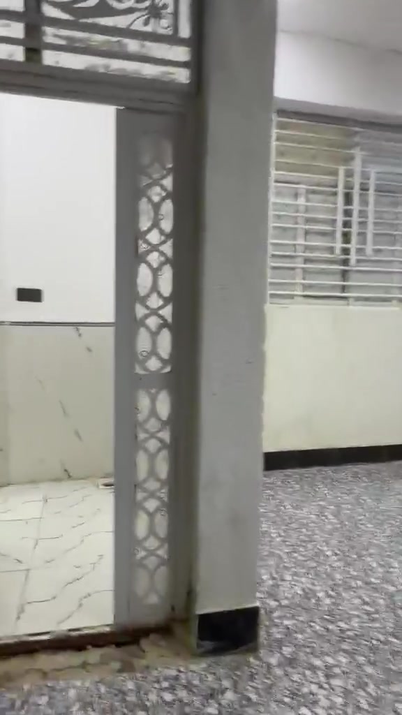 بيت للبيع العماره ابو شطيب حي الامين مساحه 200 متر قاطين القاط الاول بي غرفتين وصاله وصحيات غارجيه وحمام داخلي او منور صاله جبيره او دونيه معزوله او ساحه جبيره او حديقه او قاط الثاني بي غرفتين او صاله الاستفسار *********** السعر خاص

