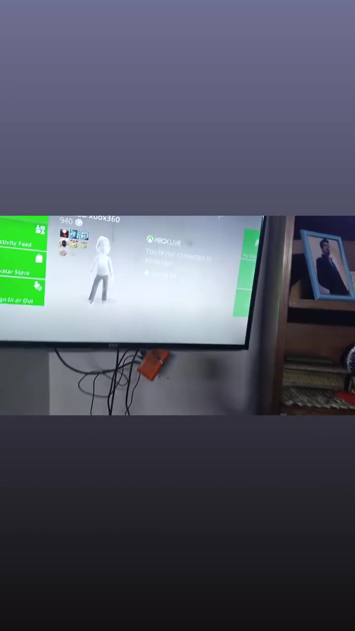 إكس بوكس 360 مستعمل استعمال قليل ونضيف وياه يده ومحوله و واير HDMI  يحتوي على 25 لعبه السعر 115 وبي مجال للطيبين المكان بغداد حي الاعلام رقمي ***********
