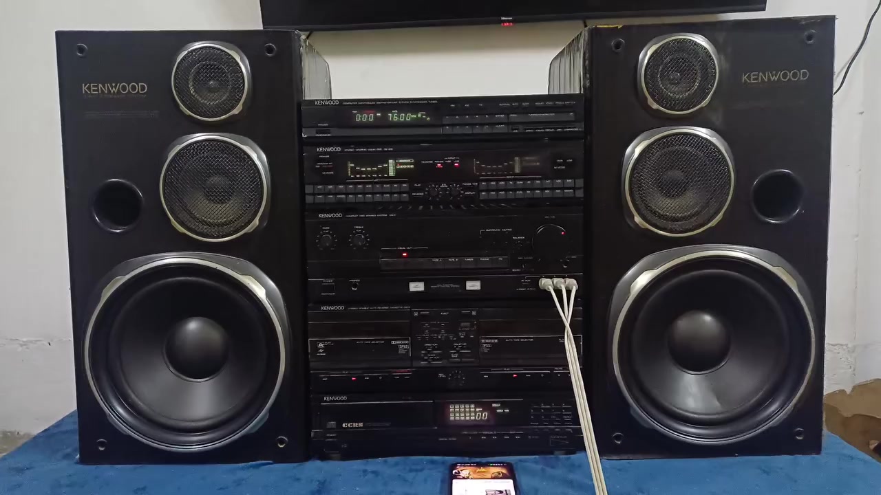 ​الشركة: KENWOOD أصلية( #ياباني )
الجهاز بحالة ممتازة جداً، شرط ما مصلحه ولا مضروب كاوية (كلشي بيه بلاد وعلى وضع الشركة).
​النظام: طقم كامل يضم خمس طبقات  (Tuner / Equalizer / Amplifier / Cassette / CD) مع سماعتين كينوود (3-Way Speaker System) بصوت ونقاوة عالية جداً.
الصوت صافي وجميع الأزرار والإنارات شغالين بدون أي مشاكل  #علما بي ايضا واير ليس يعني تشغل من بعد 
التواصل على خاص او اتصل ***********
