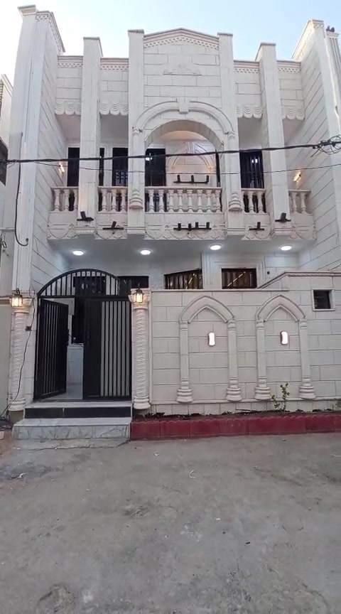 بيت في كربلاء يبعد عن الامام كيلو متر المساحة 100م 
يبعد عن طريق الزوار 200  متر تصميم ملكي ينباع معة الاثاث  يحتوي 4 غرف نوم وستقبال وصالة ومطبخ والصحيات طابقين بناء درجة الأولى طابو زراعي  سند 25
شارع 9 متر تبليط تتوفر كافة الخدمات حي العباس 
للأستفسار سيد احمد للتسويق العقاري  ***********
