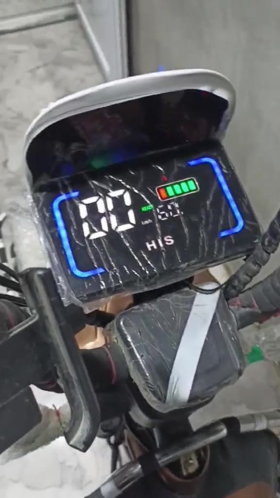 دراجة شحن للبيع
هسه هذي دراجة الشحن شنو موديلها بالضبط وكم واط/فولت بيها؟ وهل هي كهربائية لو بنزين؟: 
1 (موديل 2024) 2 (1500 واط) (60 فولت)
البطاريات شكد عددهن ونوعهن شنو، وكم تمشي بالشحنة الواحدة تقريباً؟: 
1 ( عدد بطارية 5 ) 2 (يمشيك شاحنة وحدة 20/30 كيلو) 
بيها أي عطل أو شغل ناقص أو صيانة مطلوبة؟ مثل الشاحن، المفاتيح، الأضوية، البوري، أو أي قطعة مفقودة؟: 
مابي اي نقص اذا بي مرجوع گدامك تفحص تودي 
وين مكانك بالضبط بالعراق؟ وهل متوفر فحص وتجربة قبل الشراء أو توصيل داخل المحافظة؟: 
كركوك حي البدر  توصيل ماكو  اي تفحص يمي تشوفة تودي مبروك علية (هاي رقمي ثاني فقط واتساب ***********) 😍