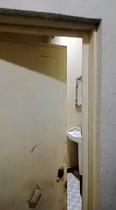 شقه للايجار في دور الخطوط قرب شريكه النرجس 
نظيفه جداً تحتوي على غرفه كبير و صالة و مطبخ و صحيات و حوش السعر الايجار 350 قفل التواصل على رقم التالي ***********
