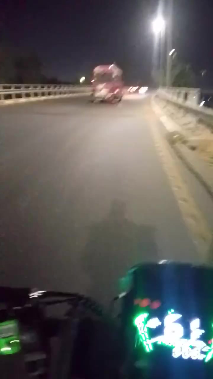 ماطور شحن للبيع
كلو شغال شرط 💯💯
لايت اشاير يمين يسار و خلاط💯💯
تايات جدد 💯💯
عقل اصلي مالت💯💯
باتريات انضاف ماتعبانين 💯💯
شاحنة موجوده 
النضافه كدام العين
مكاني موصل الجديده قرب دوره عبو ليسي 
السعر خاص 👋🫰
***********
