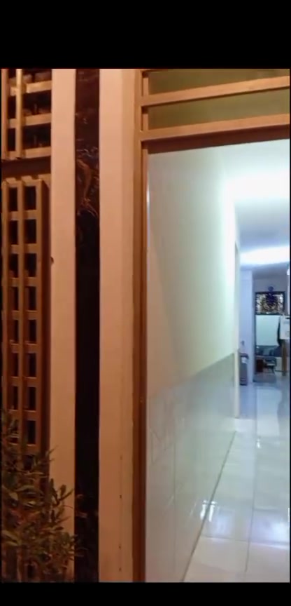 سلام عليكم بيت مساحه 100للبيع متر واجه 5 والنزال 20 البيت طابقين ونص 4 غرف نوم + 4 حمامات+ استقبال واسعه + صاله البيت بناء 2025 جديد جاهز من كلشي على مطبخ حار + مطبخ بارد  موقع البيت الرستميه خلف المرور سعر البيت 165 وبي مجال بسيطه للشراي الإستفسار ***********
