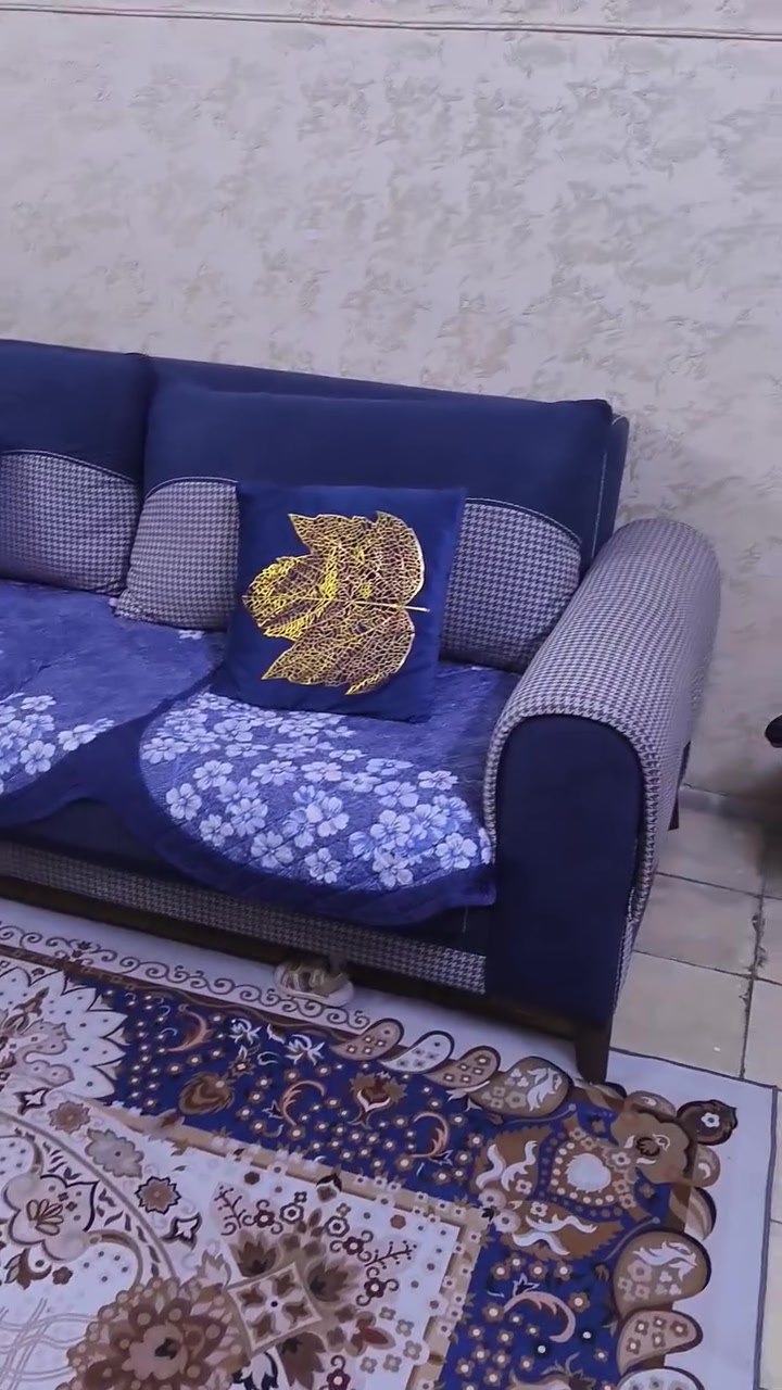 تخم للبيع ثمن مقاعد كبير وثقيل ويتحول الى سرير ومخزن سعره ٤٠٠ للاتصال واتساب *********** مكاني الحريه
