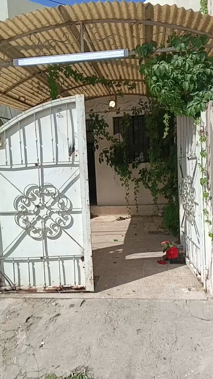 دار للايجار حي الوحده قرب شارع السبعاوي غرفة نوم هول استقبال مطبخ كراج ترك سطح يعني مافوكه اي احد سعر للايجار 300قفل التواصل على الرقم ***********
الرقم الاسيا وتساب فقط ***********
