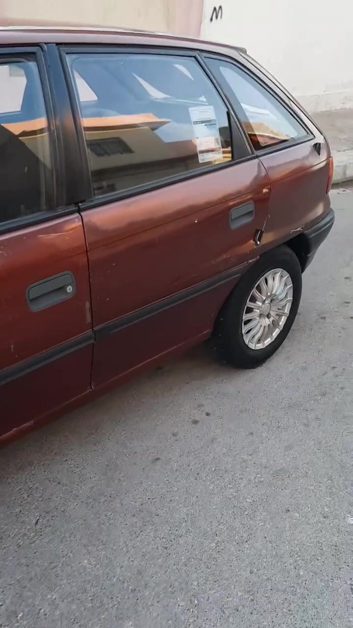 السياره للبيع استره جنطه موديل 1992 النضافه كدام العين الداخل نضيف طخم سمعات مسجل جديد باتري جديد طخم تايرات جديده بدون ضرر صبغ بس دوسات دواير  كهربايات شغاله محرك 16 رقم الماني التواصل الرقم بي واتس *********** سياره حلوه مال بيت
